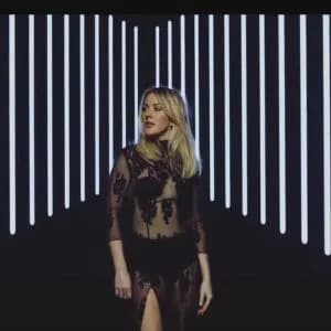 ELLIE GOULDING torna con il brano “STILL FALLING FOR YOU”
