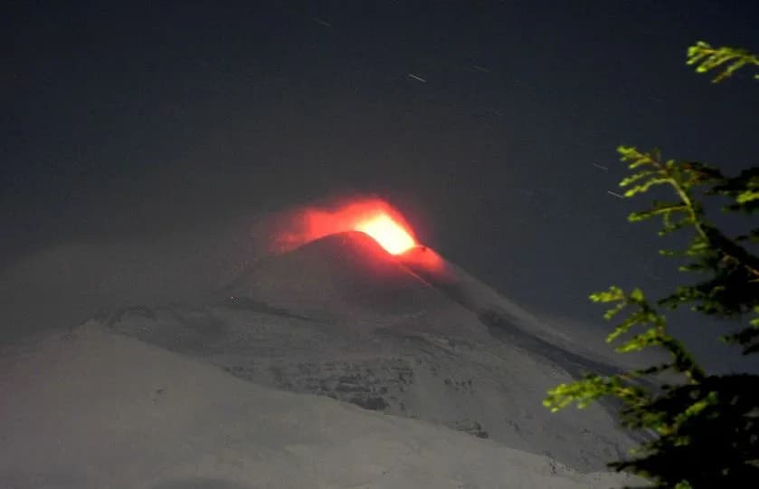 Etna: vulcano dà spettacolo, fontana lava e cenere da Sud-Est
