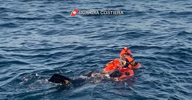 Naufraghi nel golfo di Catania: esercitazione della guardia costiera