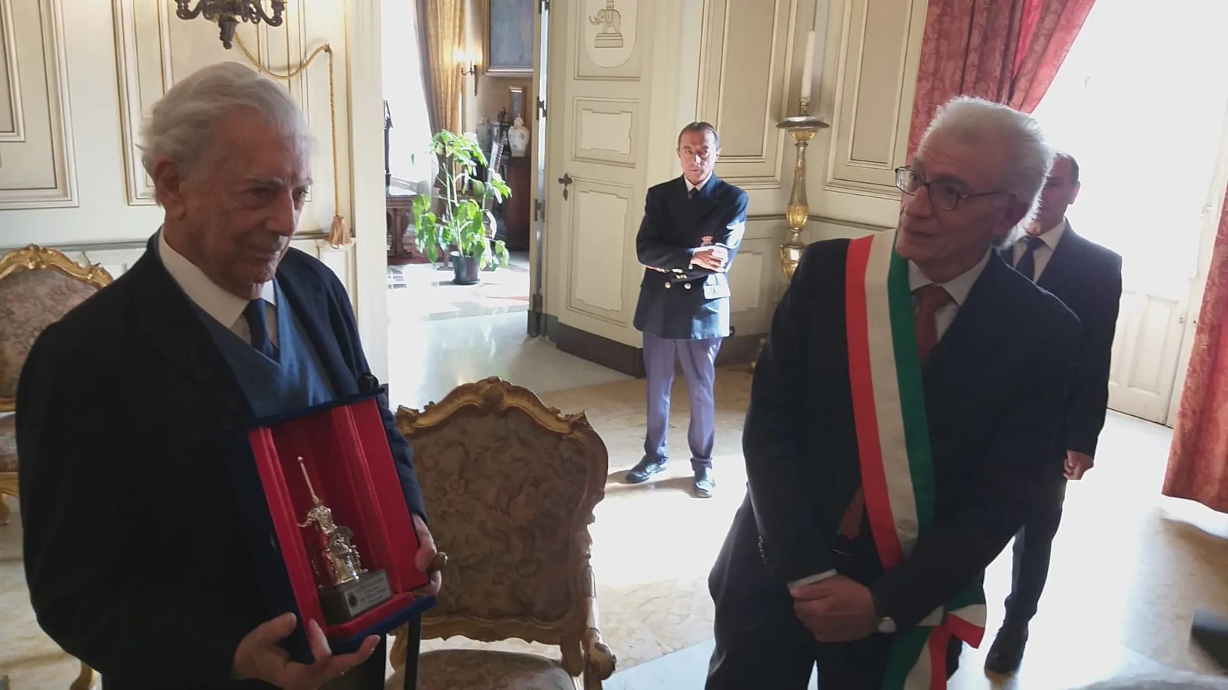 Catania, al premio Nobel Mario Vargas Llosa l’Elefantino d’argento