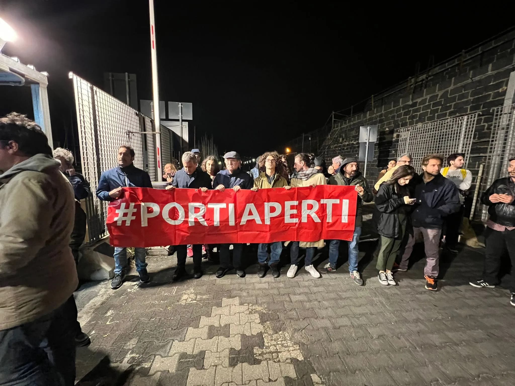 MIgranti al porto di Catania: sbarcati in 357, tensione resta alta