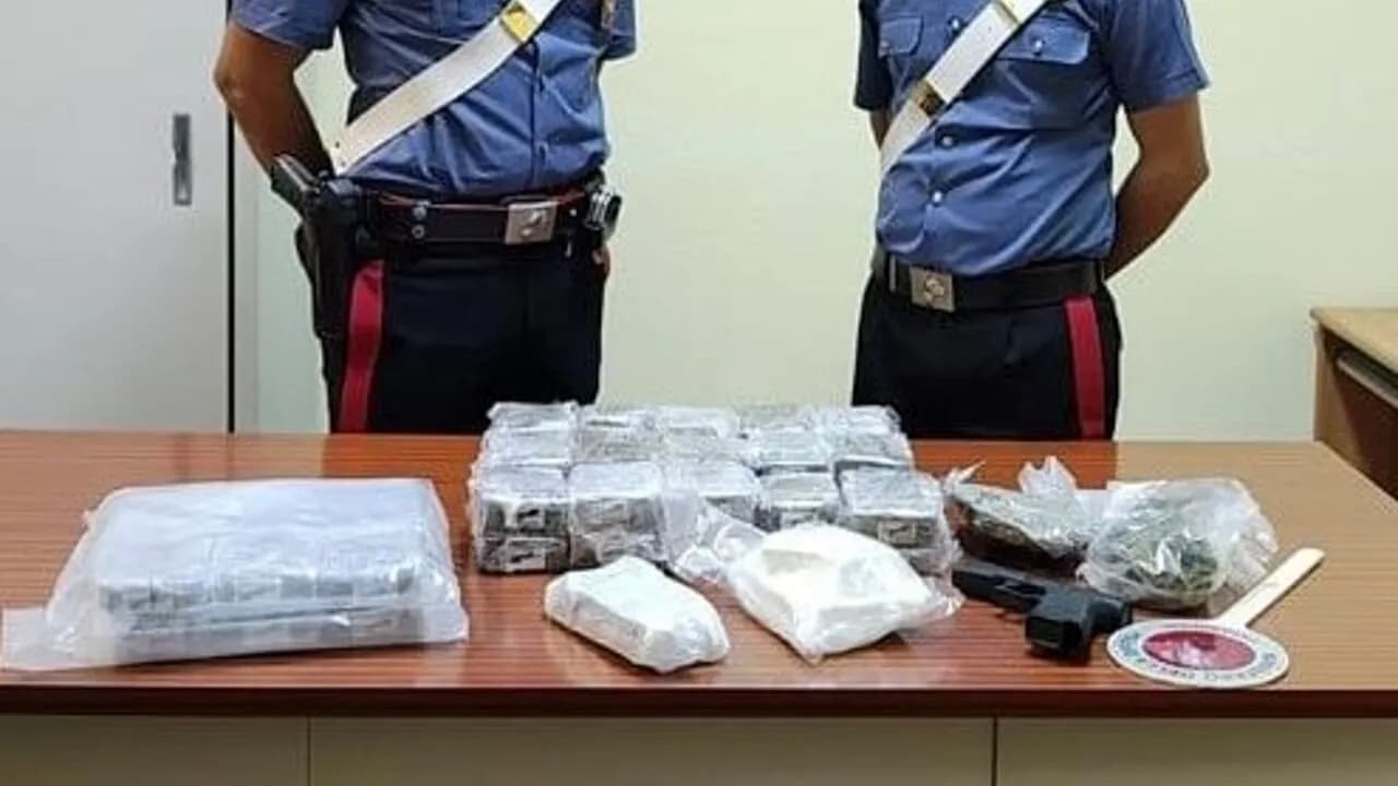 Auto rubate e 22 chili di droga in una villetta di Vaccarizzo