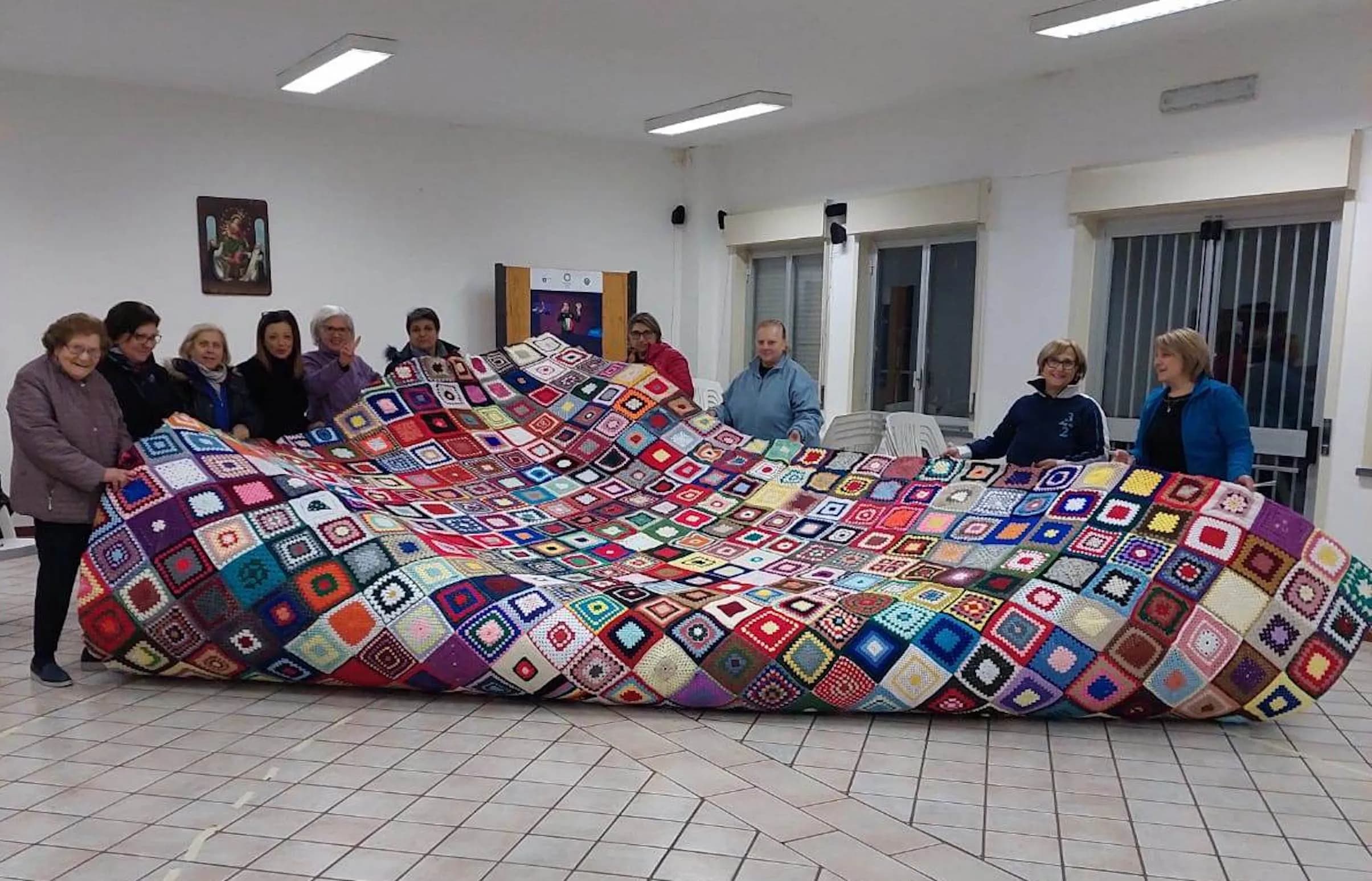 Ragalna, in piazza Cisterna, l’albero maestoso realizzato all’uncinetto