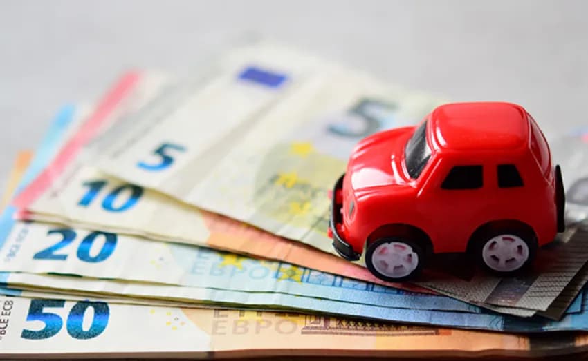 Turisti e bagnanti salvano due gabbiani sul litorale di Gela