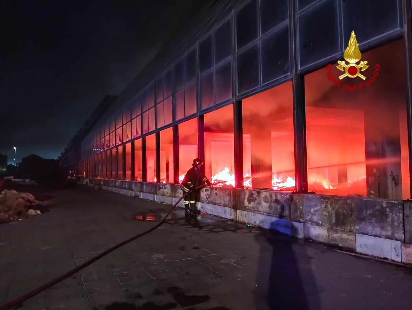 Maxi incendio a Catania: fiamme all’interno di edificio abbandonato