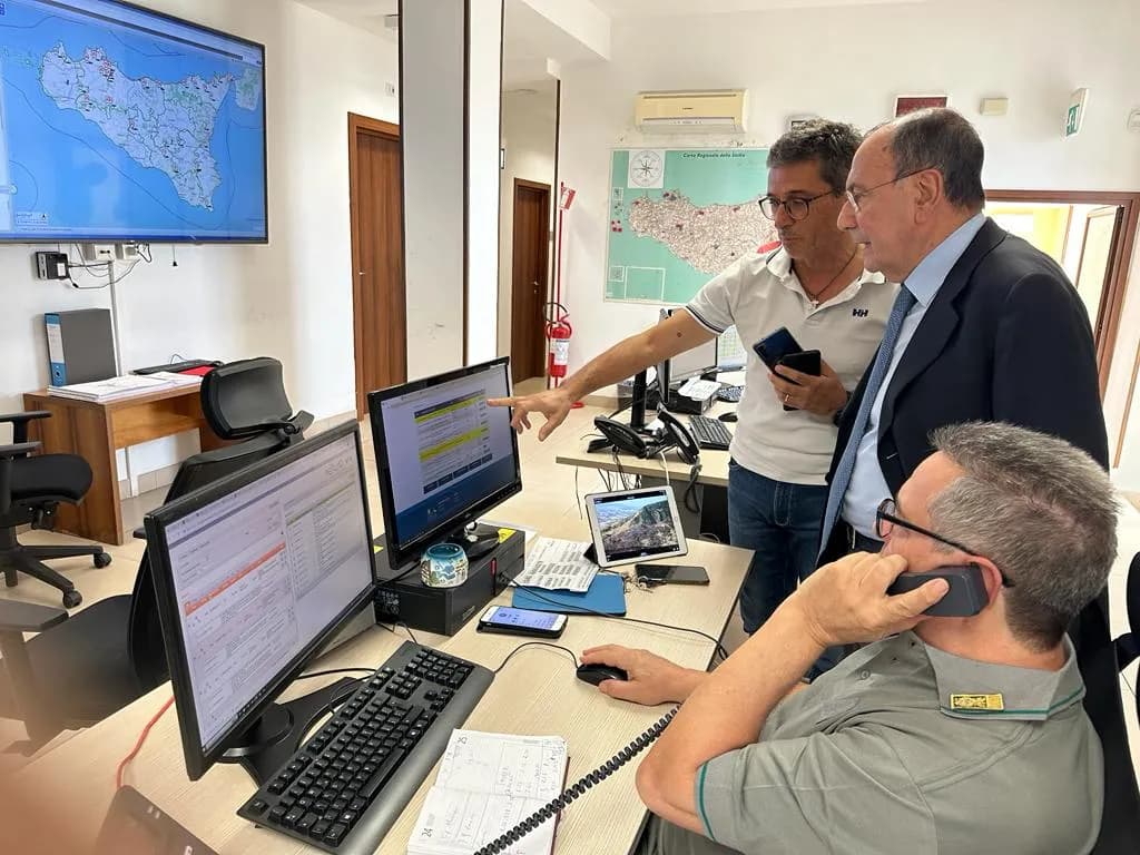 Emergenza incendi in Sicilia, Schifani nella sala operativa del Corpo forestale
