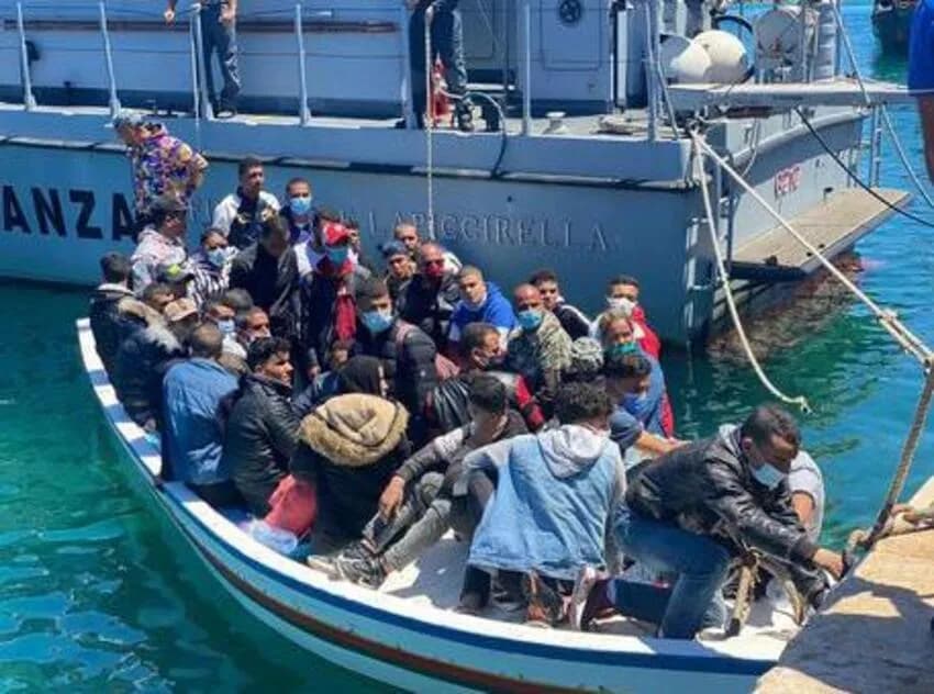 Migranti, Lampedusa è al collasso: al via i trasferimenti