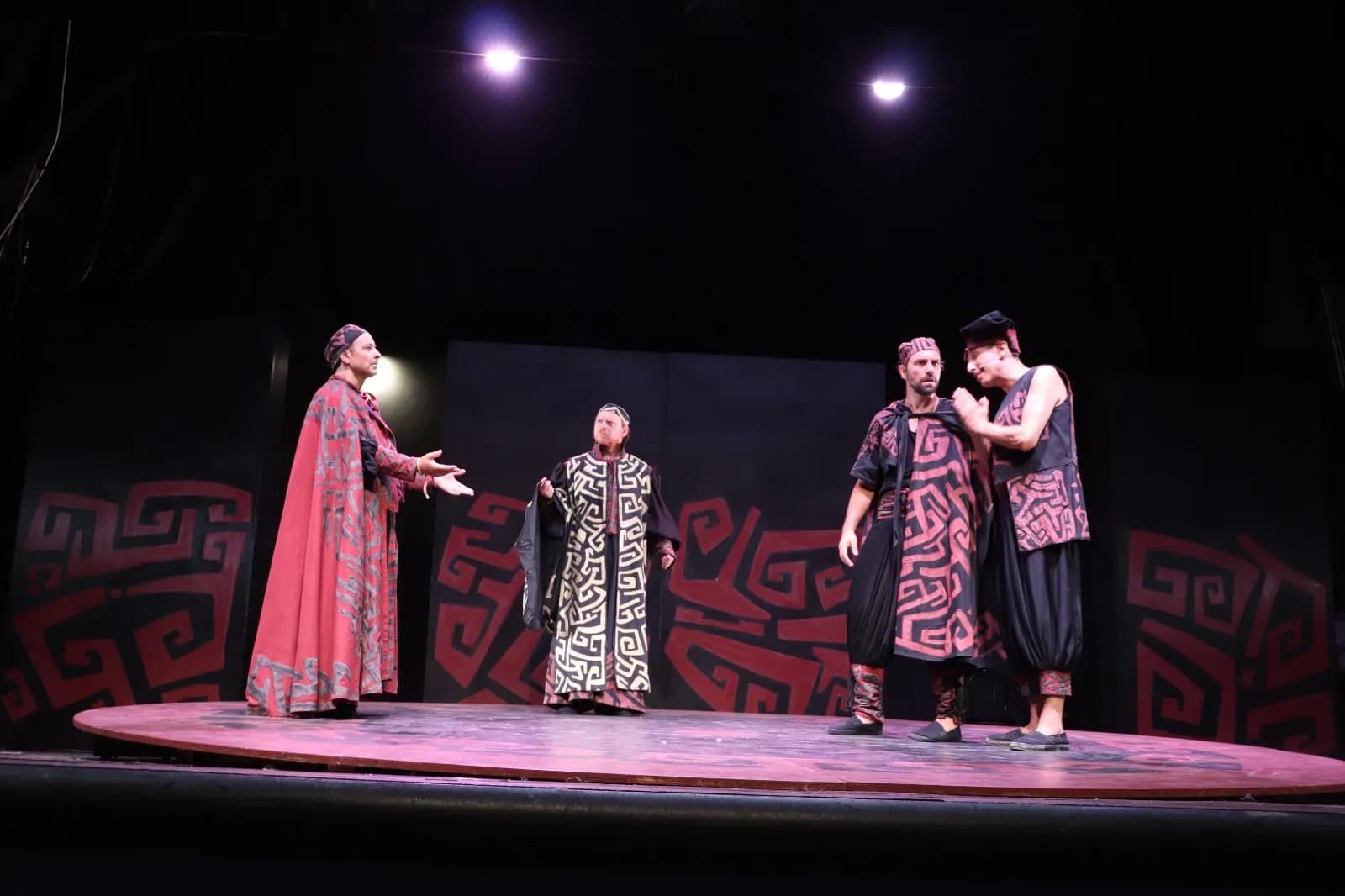 Festival Mediterrartè: al Cortile Platamone c’è “Menecmi” di Plauto