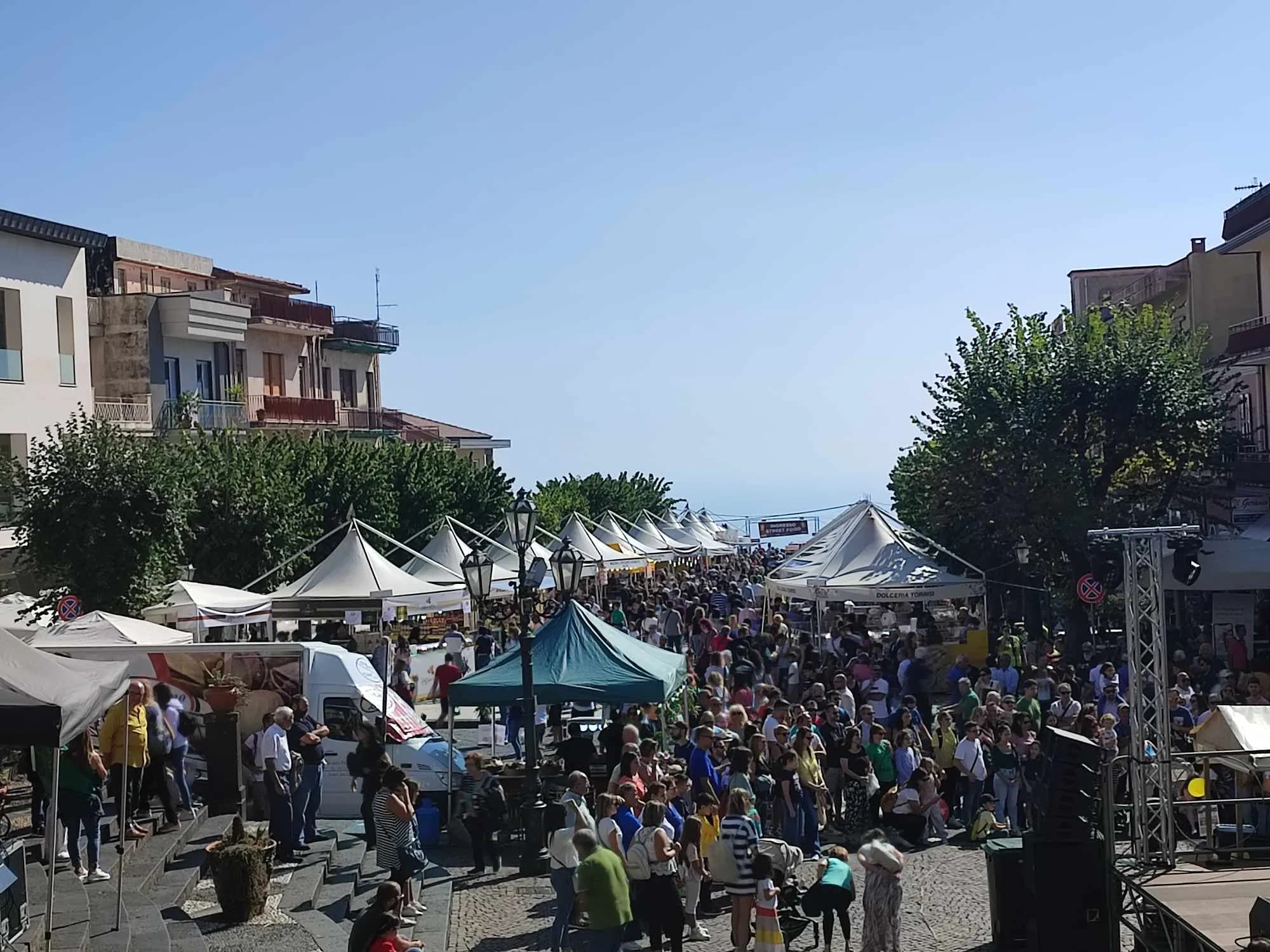 Sole, musica e cibo: Ottobrata, pienone per la giornata dedicata al miele FOTO