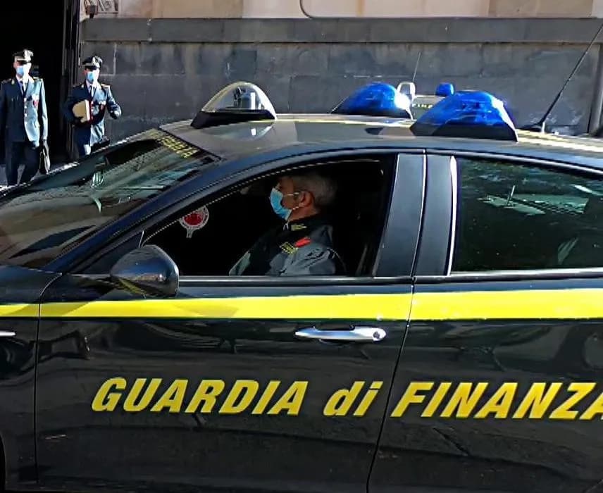 Catania, colpito da infarto mentre era alla guida: 63enne salvato da finanzieri