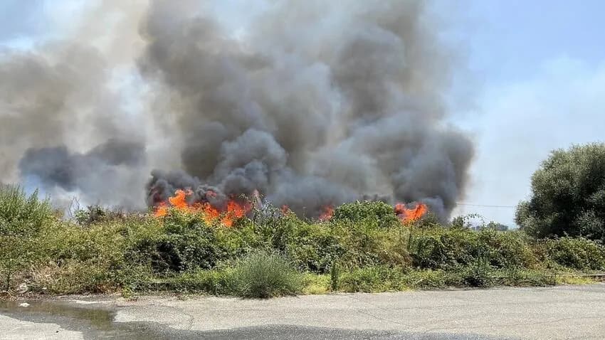 Sicilia avvolta ancora dalle fiamme