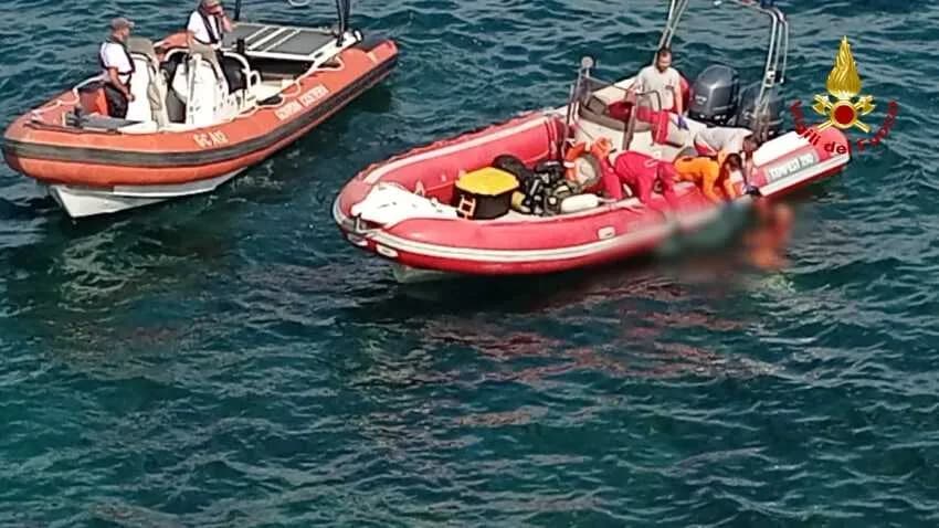 Tragedia sfiorata ad Aci Castello, donna si butta in mare: salvata dai vigili del fuoco