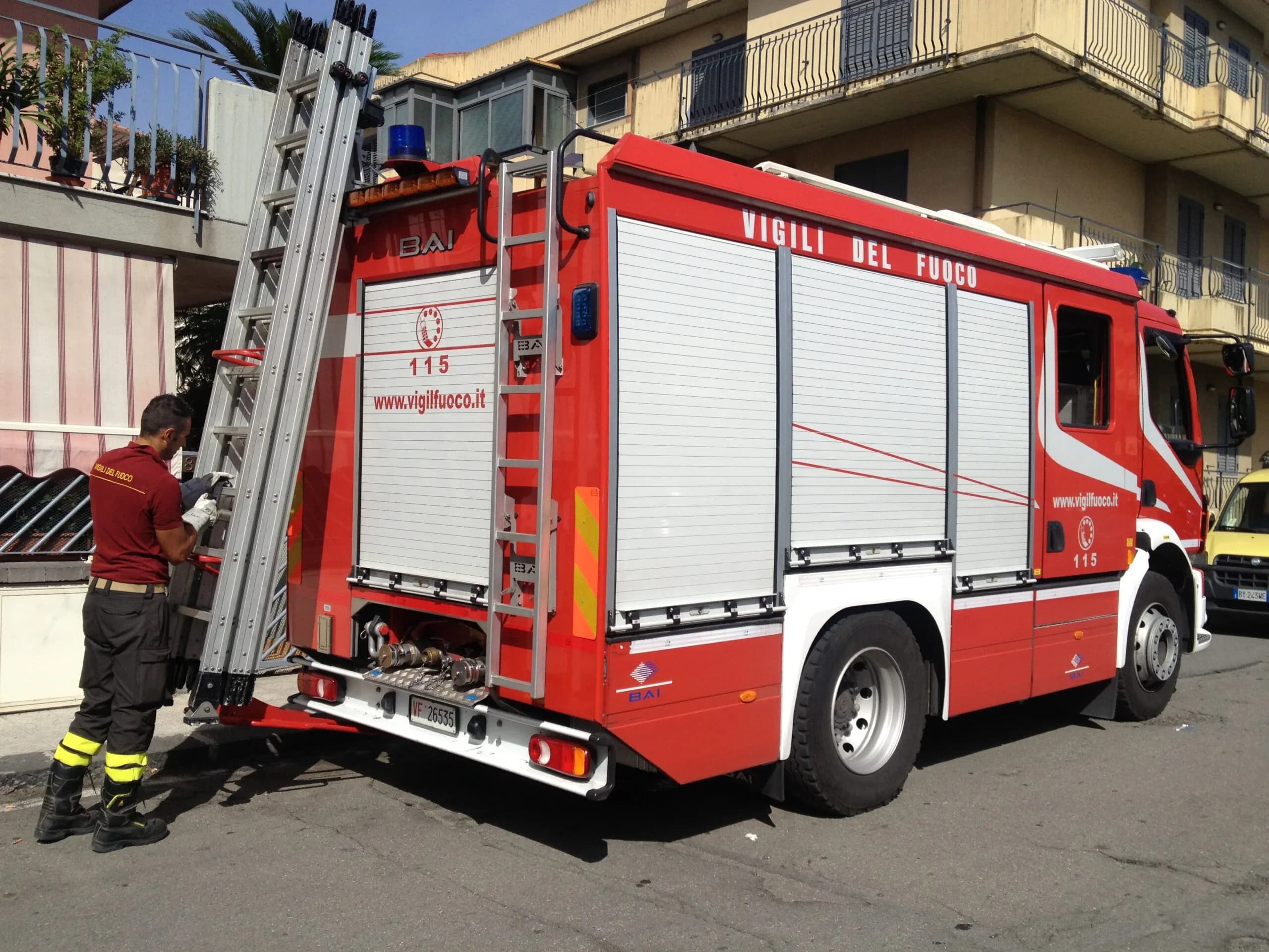 Balconata crolla a Scoglitti, nessun ferito