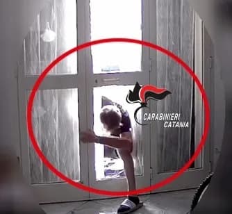 Si getta in mare per sfuggire alla cattura: ladro 52enne arrestato dai carabinieri