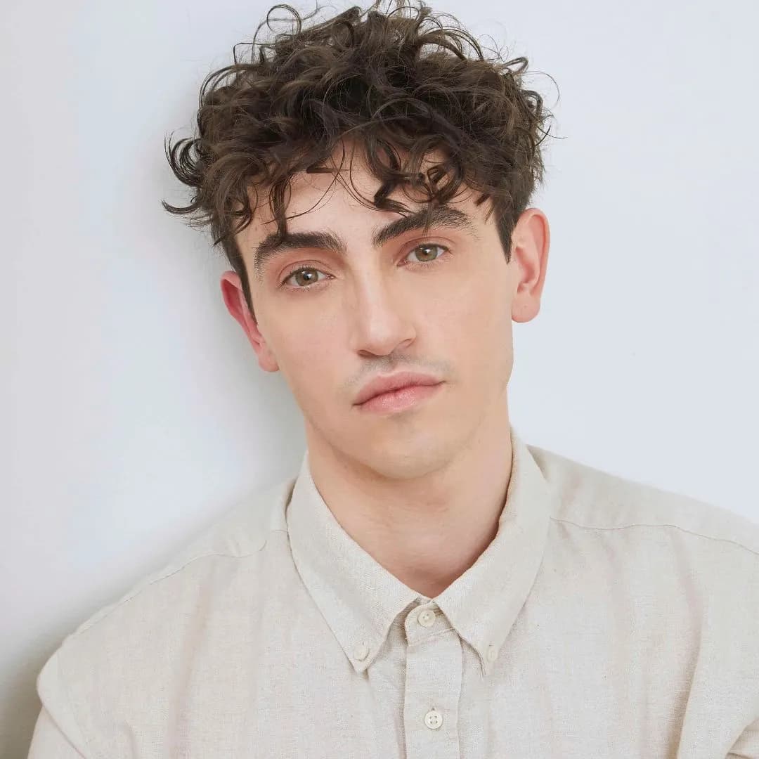 Sanremo 2026, cantanti in gara: la sensibilità di Michele Bravi sul palco dell’ “Ariston”