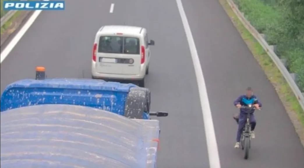Ciclista contromano sull’A18, fermato dalla polizia