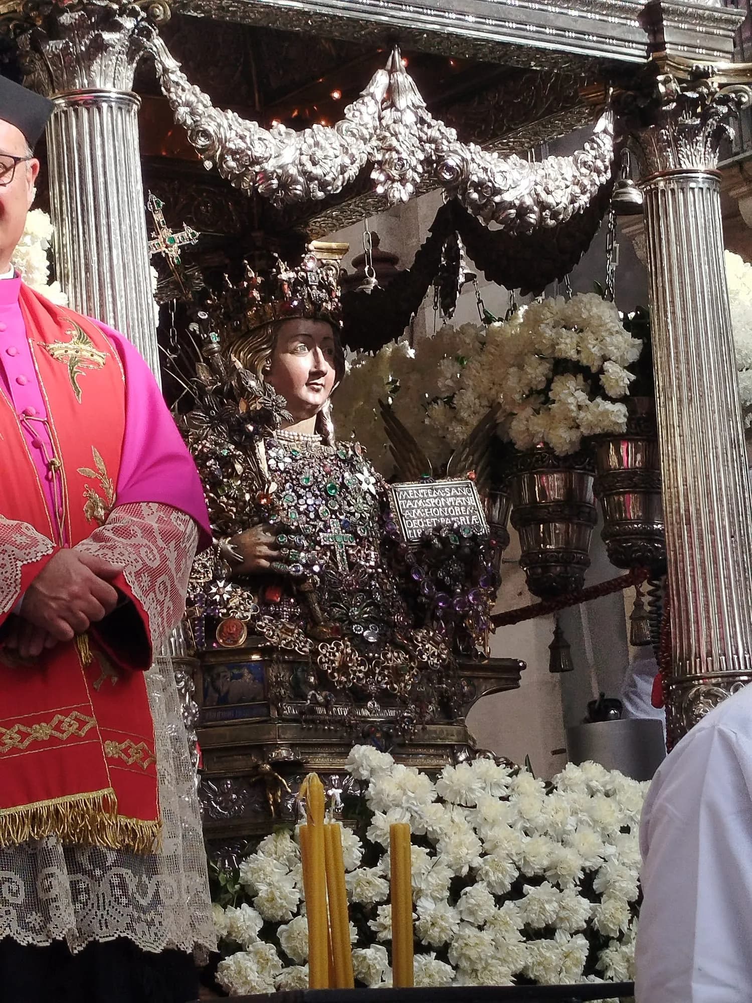 Sant’Agata, l’ingresso in Cattedrale sancisce la fine della festa. Pulizia delle strade in corso