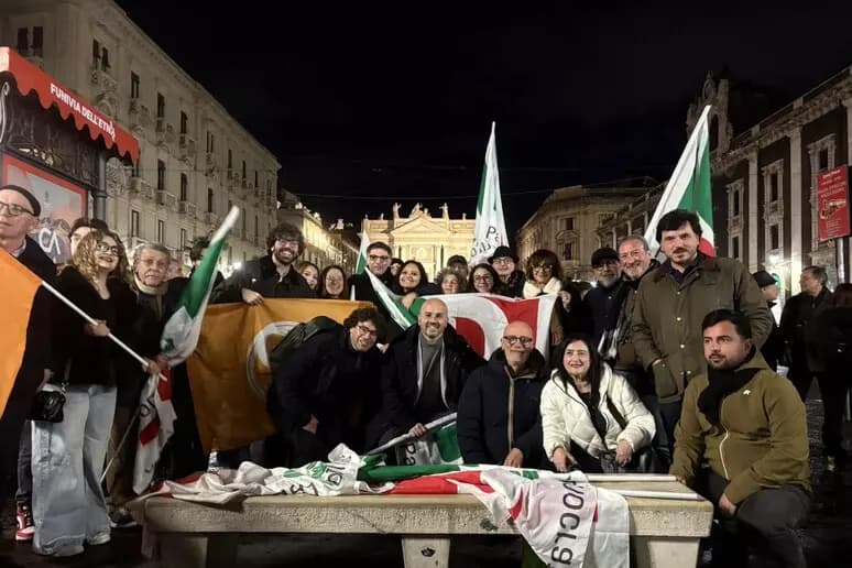 Referendum, a Catania Pd e comitato per il no in piazza per festeggiare l’esito