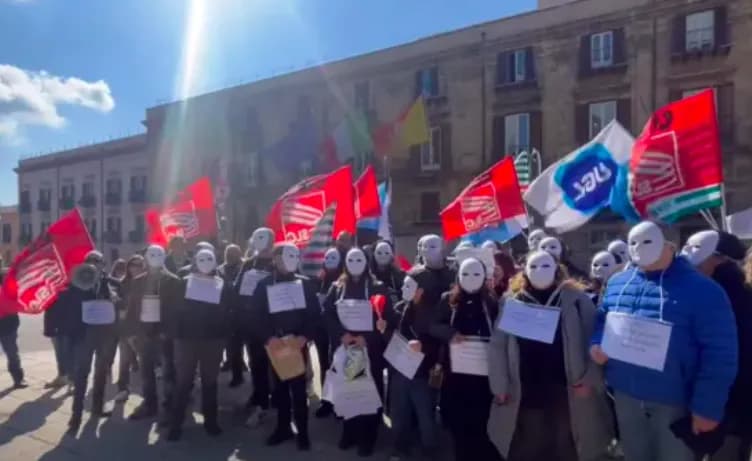 Palermo: sit-in di protesta ex lavoratori Almaviva davanti alla sede del governo regionale