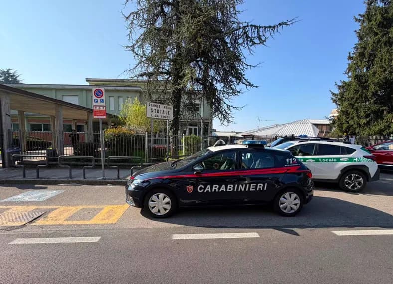 Studente accoltella la professoressa a scuola, è grave