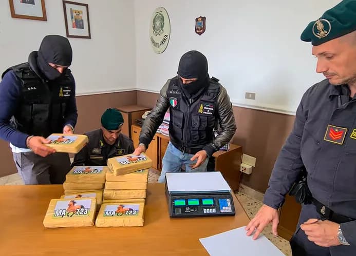 Commissariata società portuale, favoriva il traffico internazionale di droga