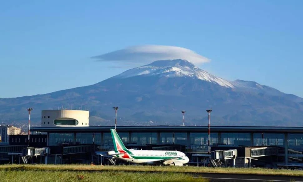 Caro-voli, sit-in di protesta all’aeroporto di Catania