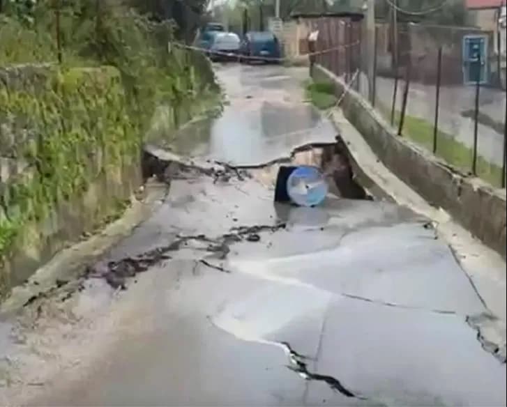 Frana la strada a Carini, tre famiglie devono lasciare casa