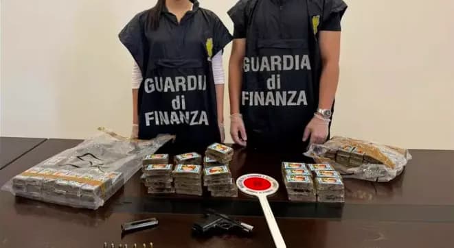 Pacco postale contenente 10 chili di droga, arrestate due persone