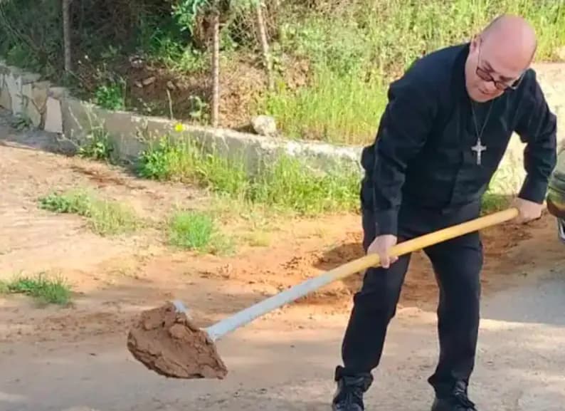 Caltanissetta: avvio ripristino manto stradale grazie all’appello del parroco