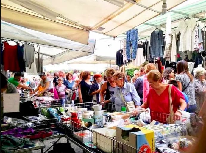 Palermo, allo Zen stop al mercato per un funerale