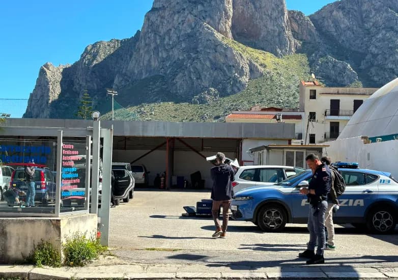 Sferracavallo, bottiglie di benzina davanti a un bar e una pasticceria