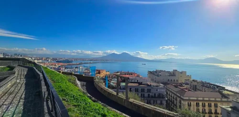 Turista siciliano precipita dal lungomare di Napoli mentre scatta un selfie, è grave