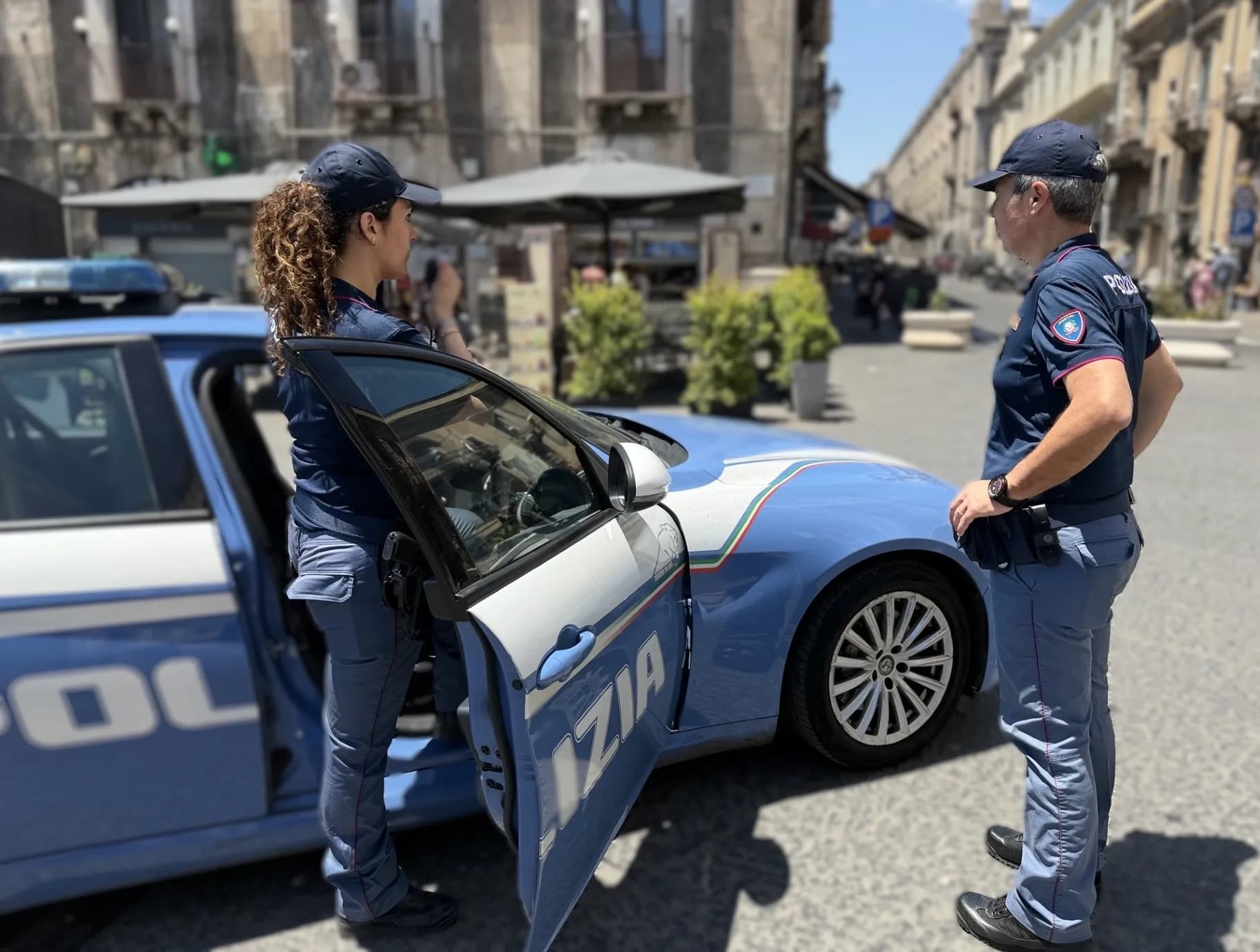 Rubano il telefono ad una turista, indietro solo con “cavallo di ritorno”: un arresto