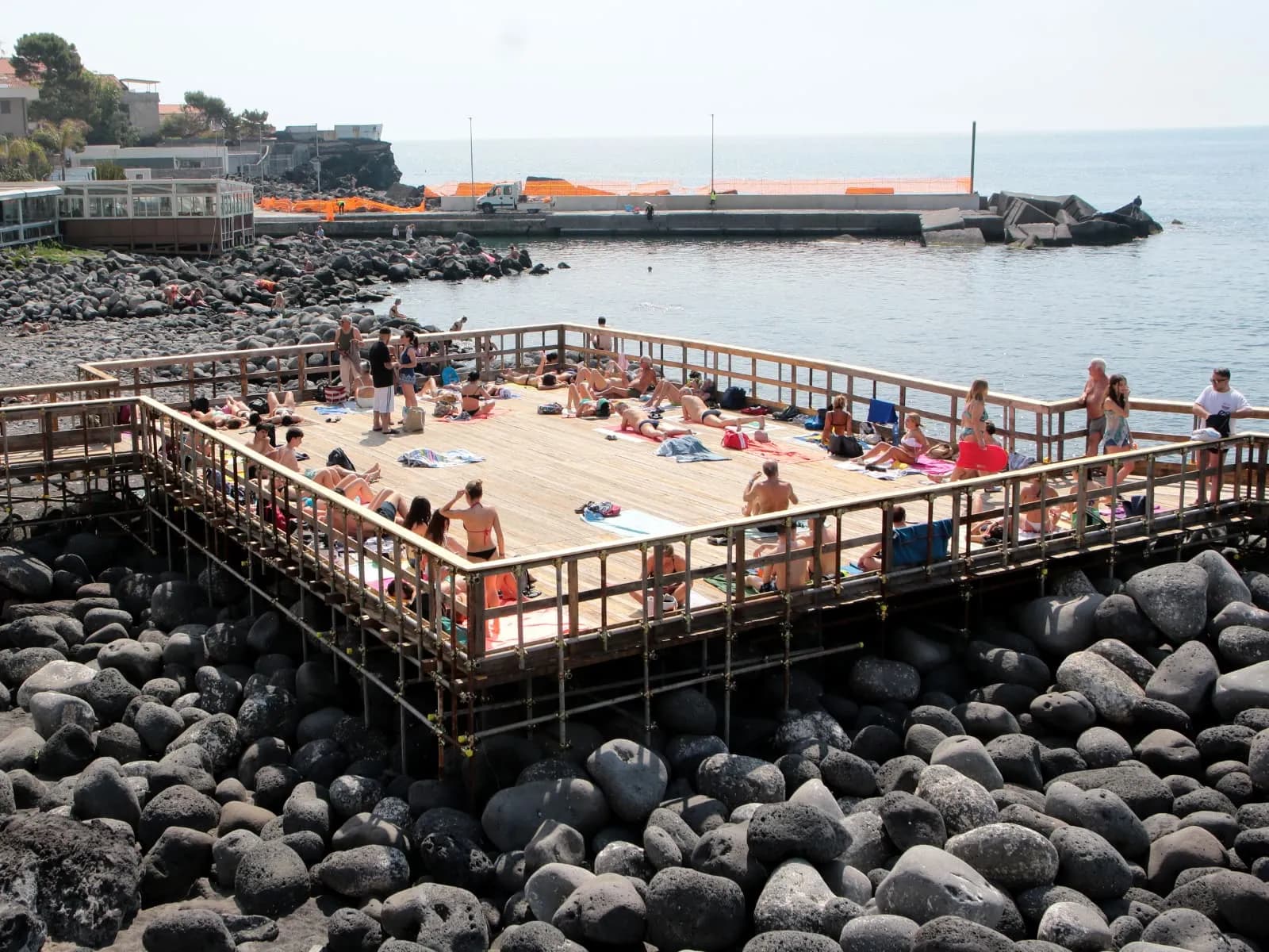 Al via la stagione estiva, a San Giovanni Li Cuti solarium in funzione. Attesa per le spiagge libere alla Plaia