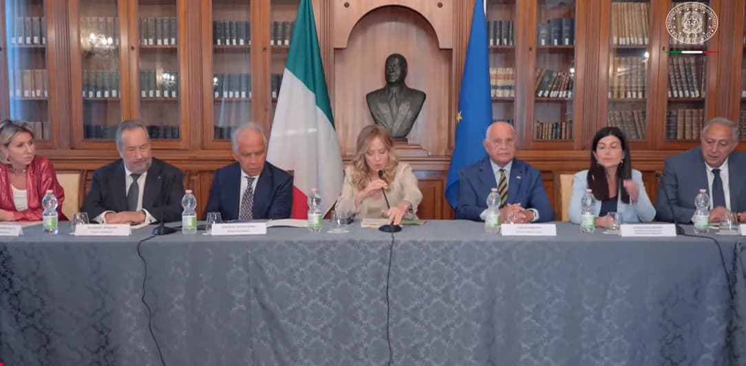 Strage Capaci, Meloni a Palermo per svelamento auto su cui viaggiava Falcone: “La legalità è la strada”