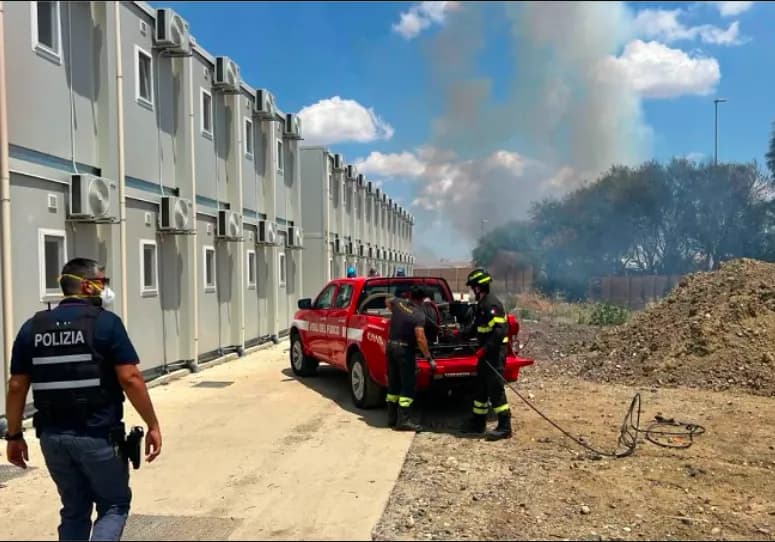 Agira, incendio vicino al cantiere della nuova linea ferroviaria