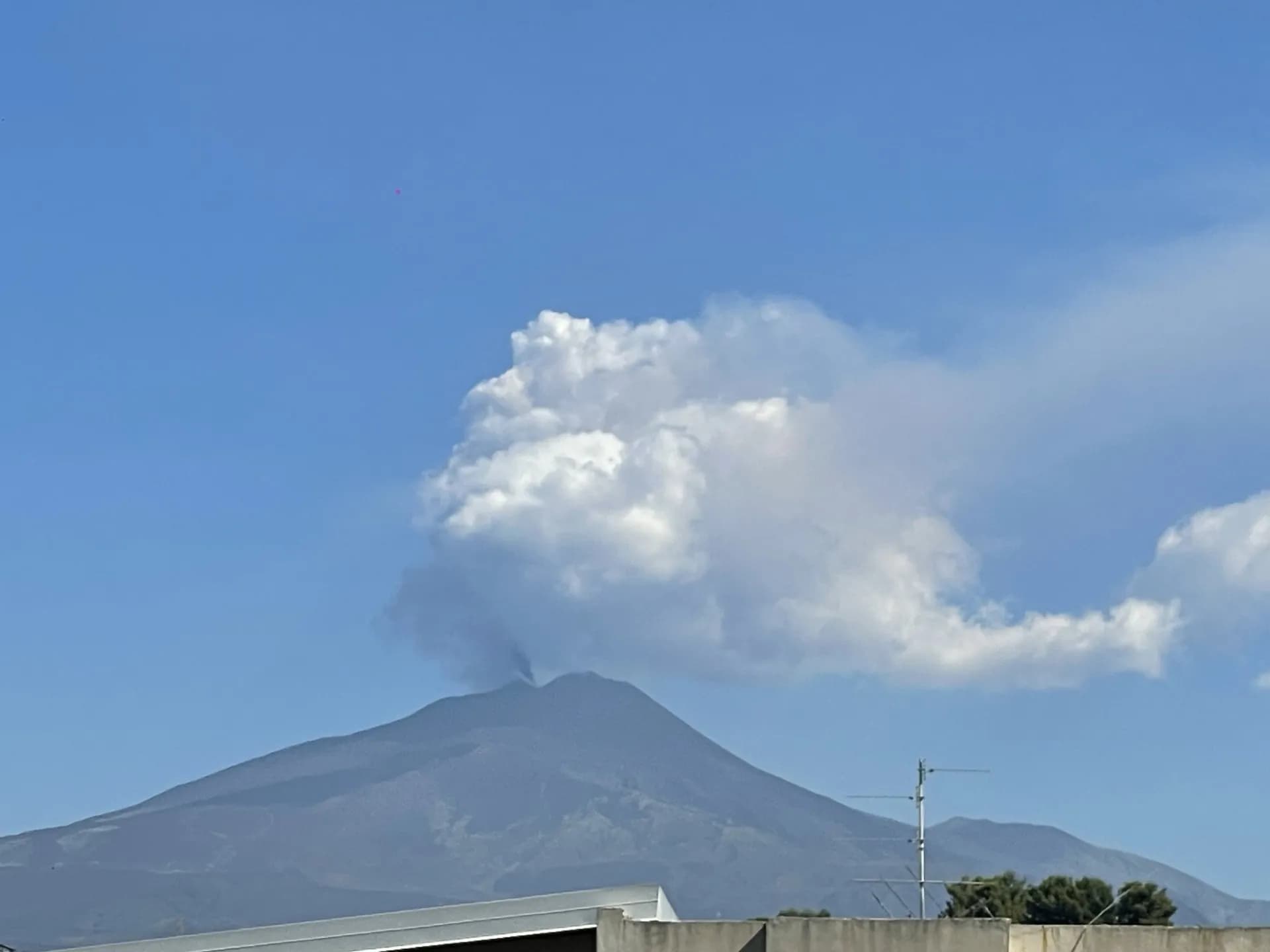 Etna, continua l’emissione di cenere. Aeroporto Fontanarossa ancora chiuso fino alle 14