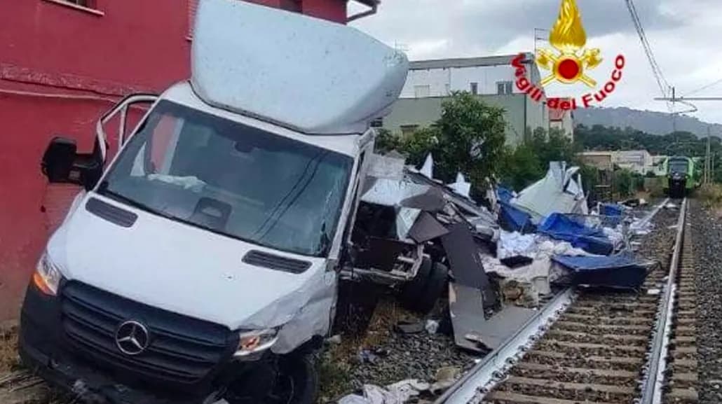 Incidente tra treno e camion, tratta ferroviaria bloccata