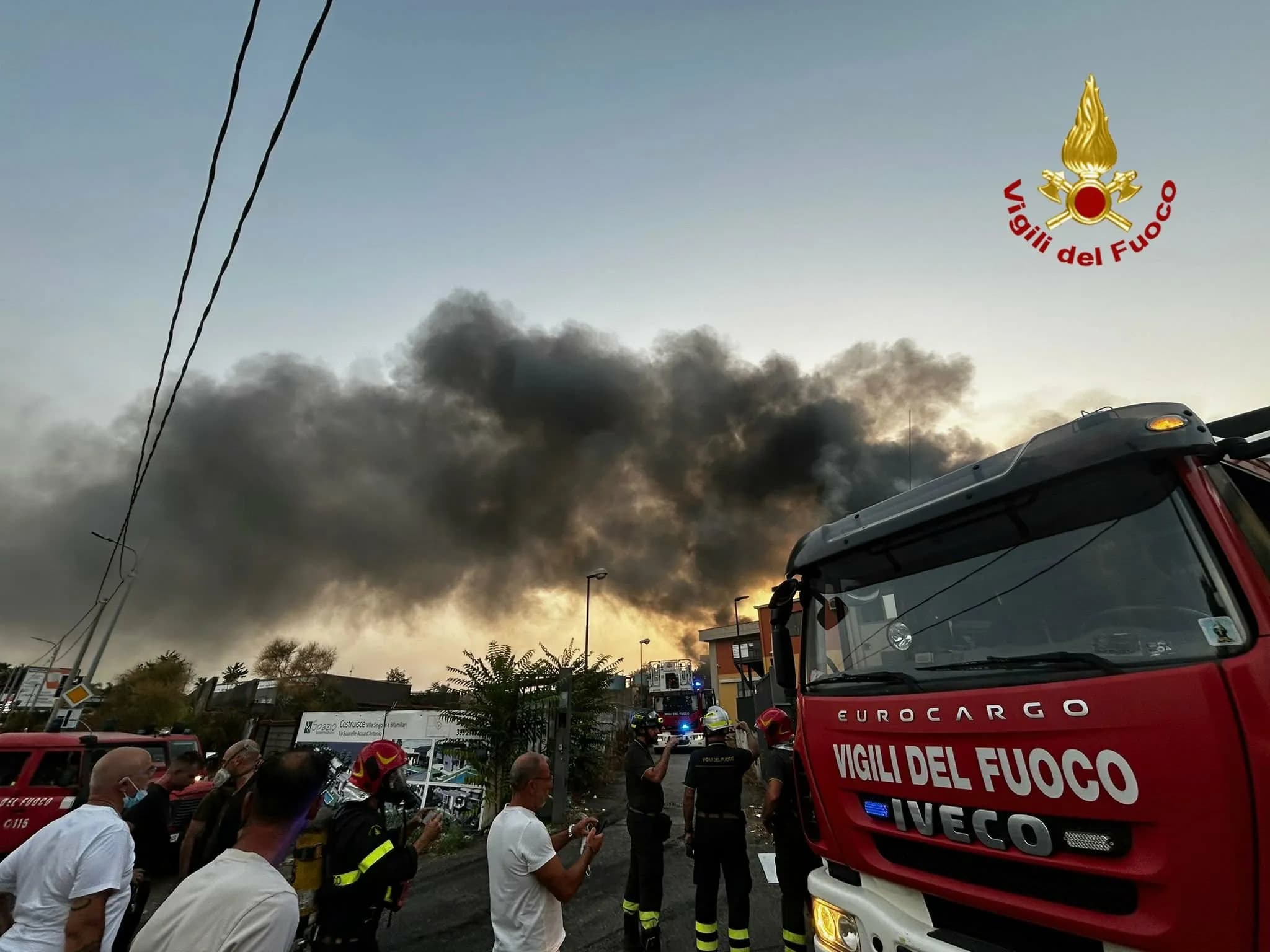 Incendio ad Aci Sant’Antonio (CT), allarme dell’Asp: “Non consumare frutta e verdura coltivati nel raggio di un chilometro”