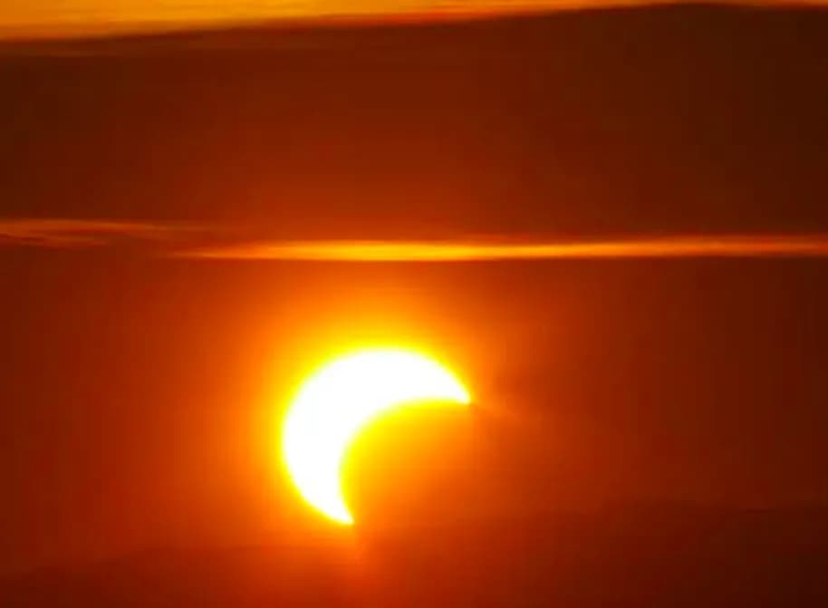 Eclissi Solare e Perseidi, il cielo regala una notte magica