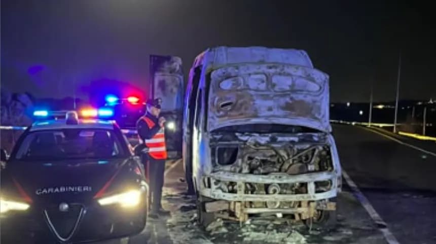 Catania: furgone bruciato, all’interno trovata una pistola