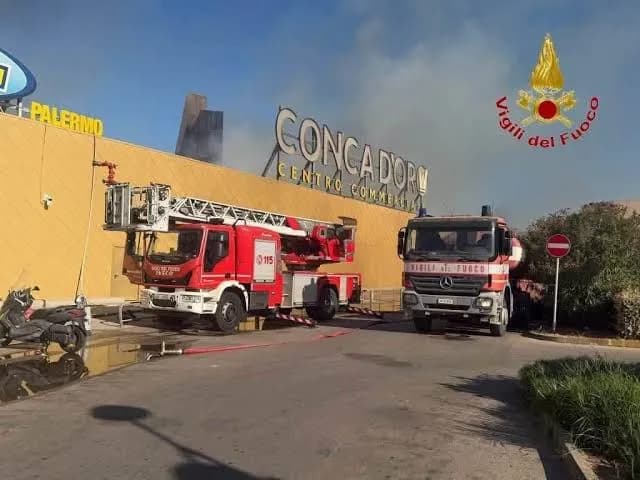 Incendio al Conca d’oro, riapertura a scaglioni: entro il 31 ottobre apriranno i negozi in zona bianca
