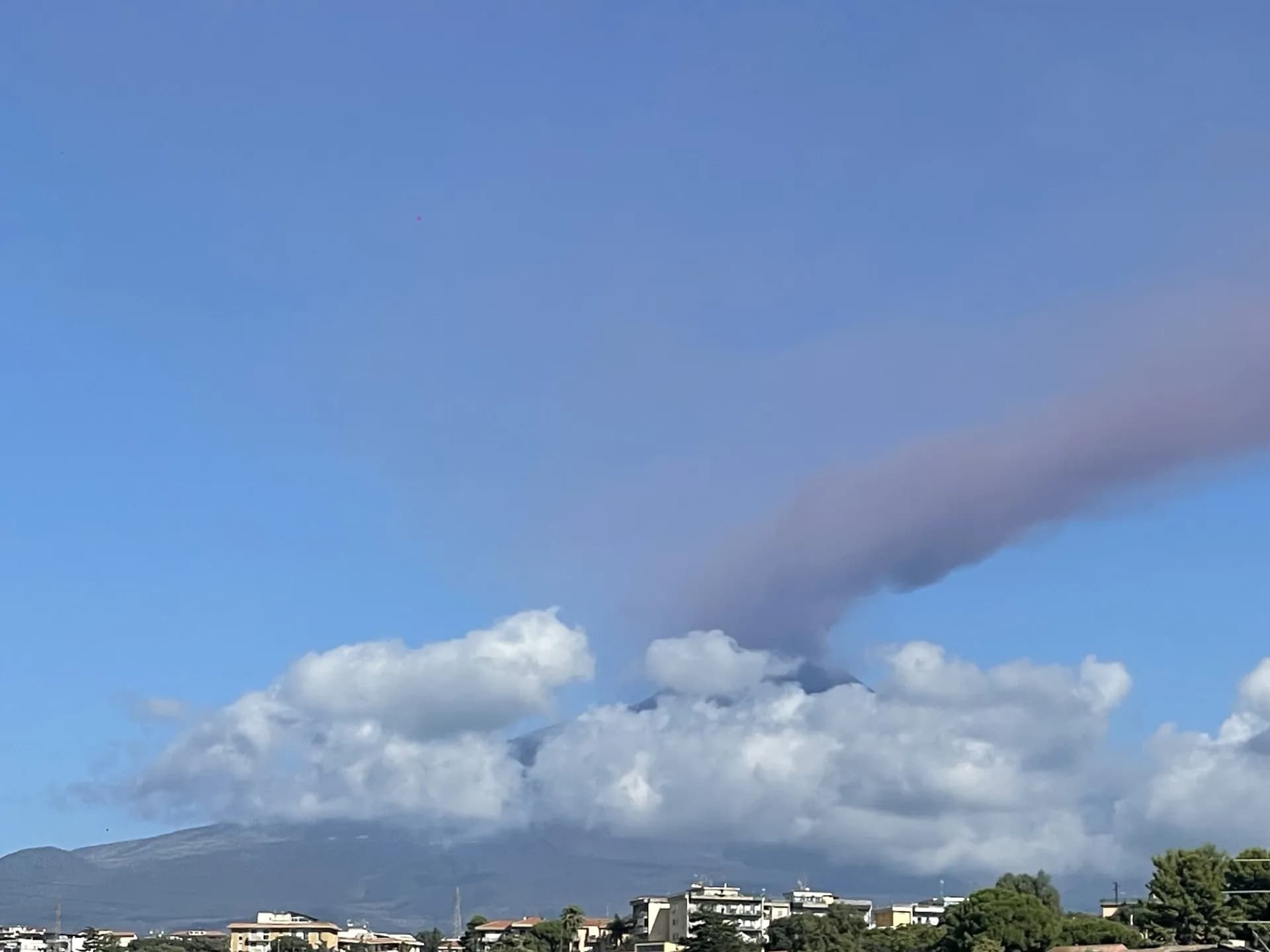 Etna, nuova emissione di cenere