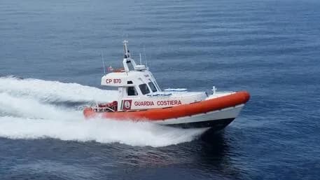 Mazara del Vallo: la barca affonda, pescatore resta in mare per 8 ore