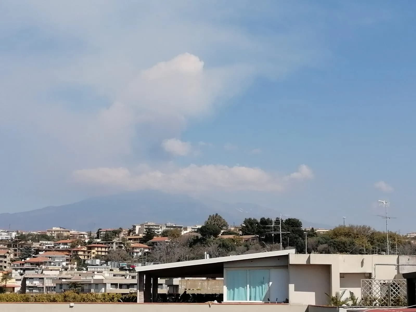 Etna in eruzione, spazio aereo chiuso