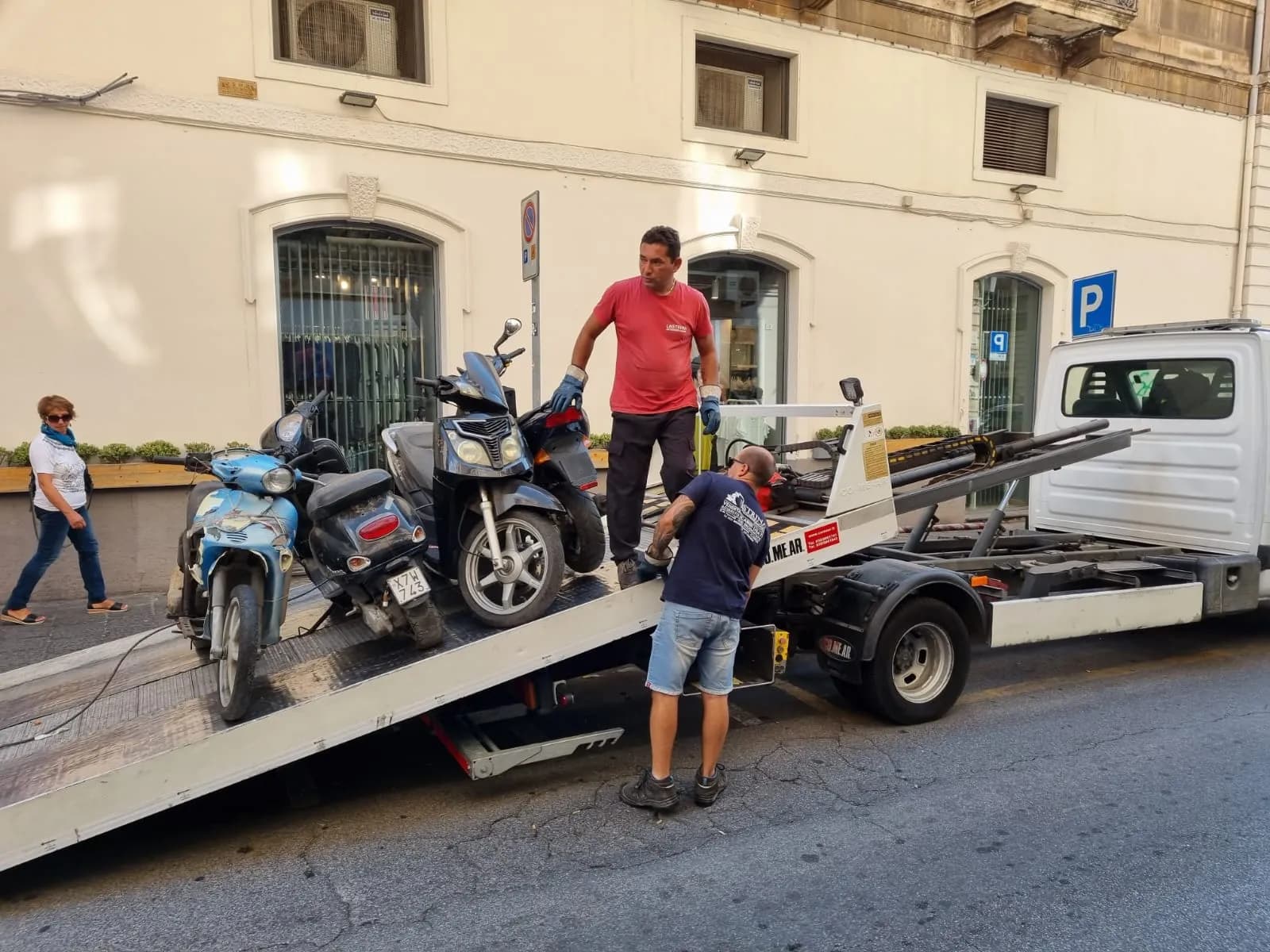 Catania, auto abbandonate: il Comune ha iniziato a rimuoverle