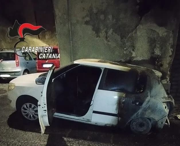 Dà fuoco all’auto del rivale in amore: arrestato dai carabinieri