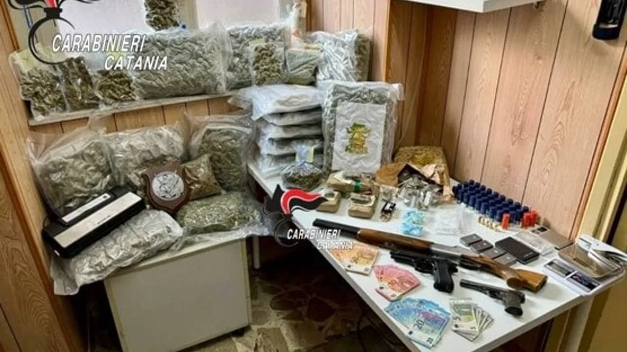 Droga e armi nello studio di un cantante neomelodico: due arresti