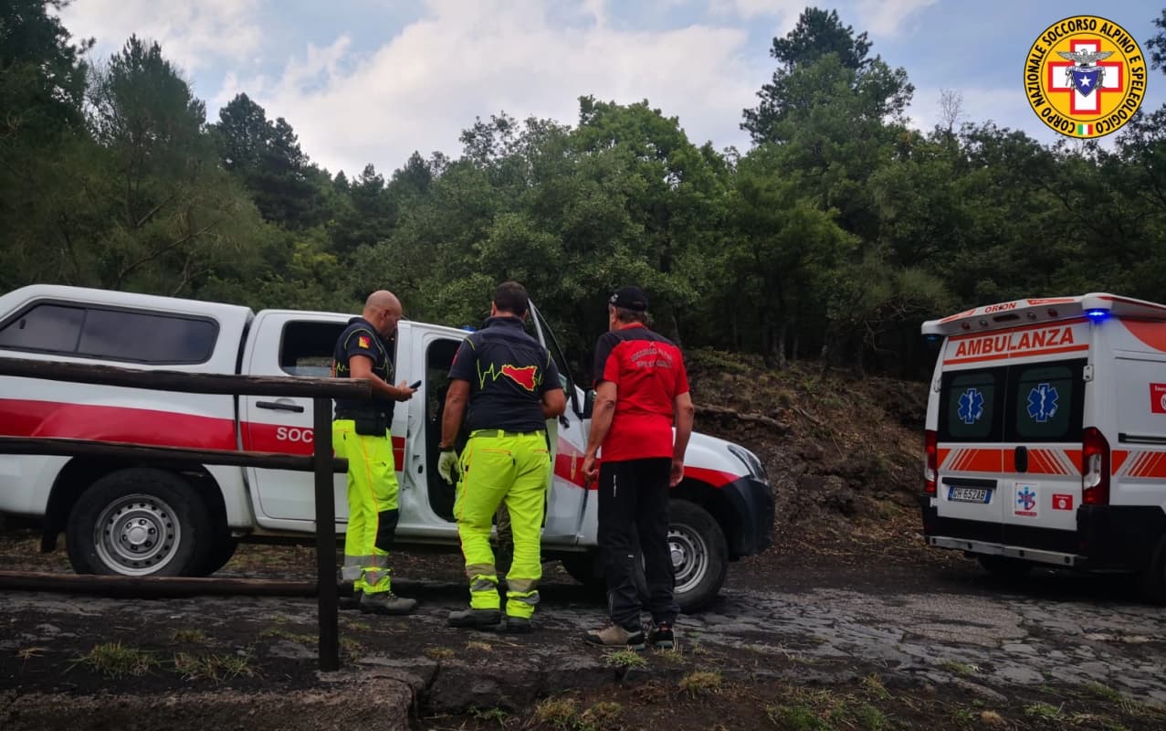 Etna, cade lungo il sentiero e si lussa una spalla: soccorso escursionista di 25 anni