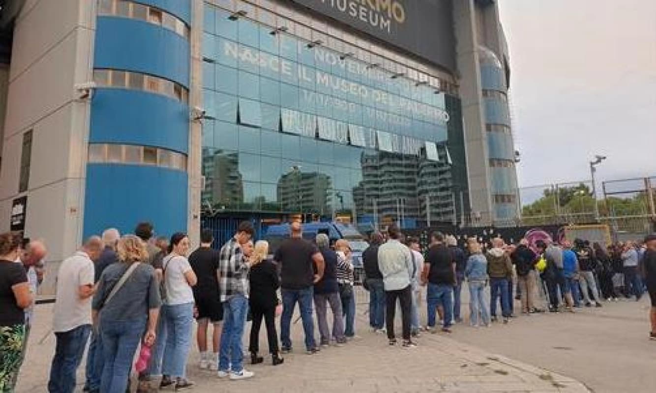 Folla e commozione, l’ultimo saluto a Totò Schillaci è da brividi